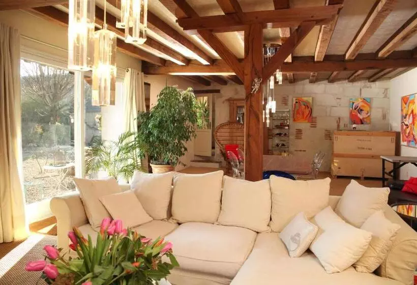 Majatalo Une Maison, Un Jardin