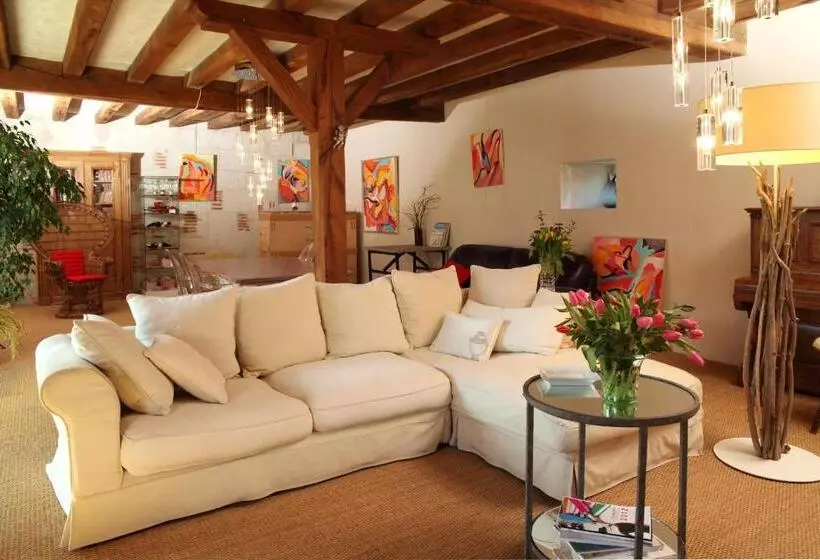 Majatalo Une Maison, Un Jardin