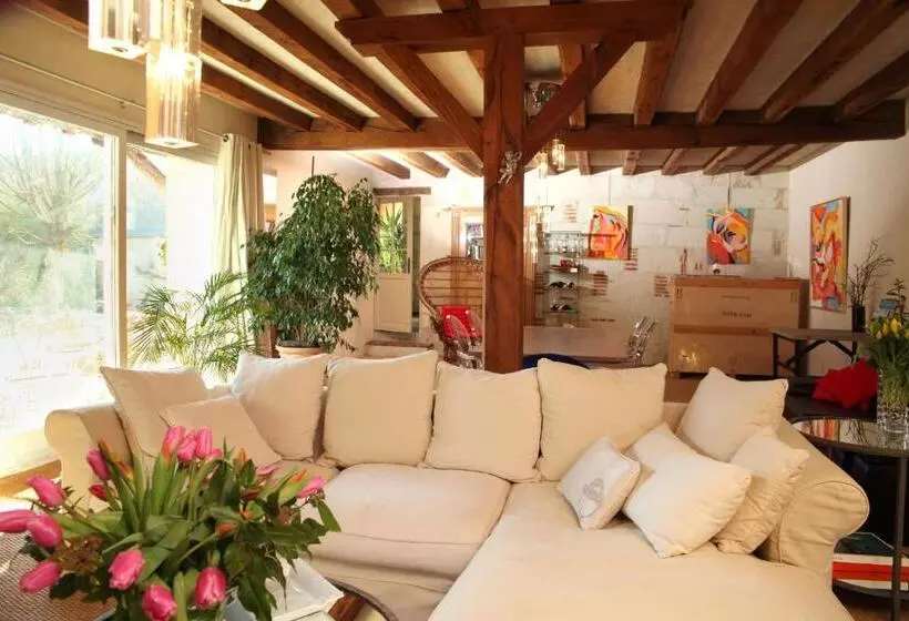 Majatalo Une Maison, Un Jardin