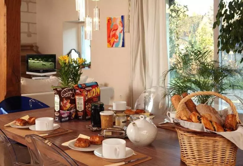 Majatalo Une Maison, Un Jardin