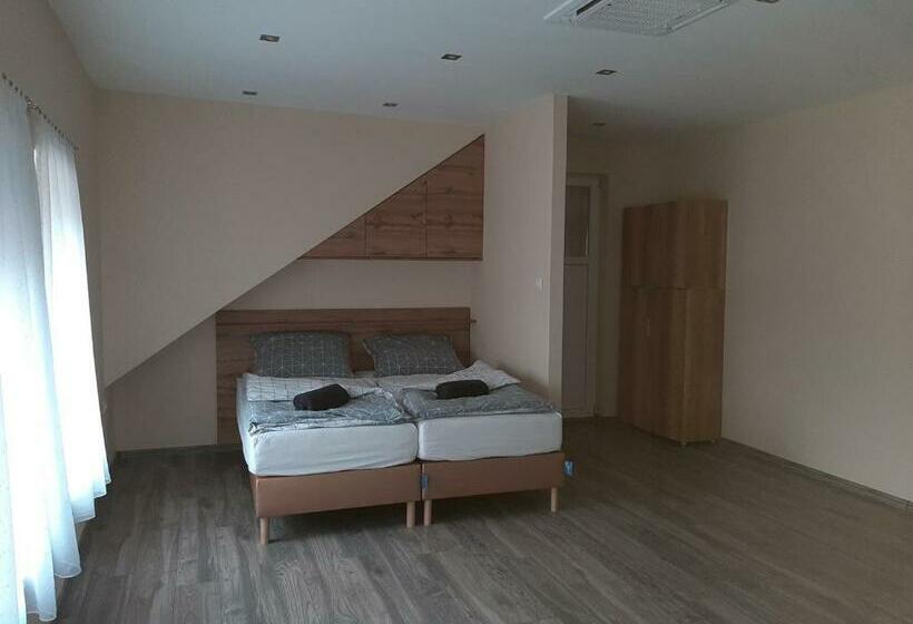 Pensjonat Kóbor Vendégház