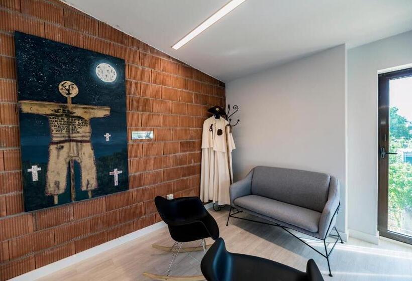 Albergue Santiago 15 Monforte