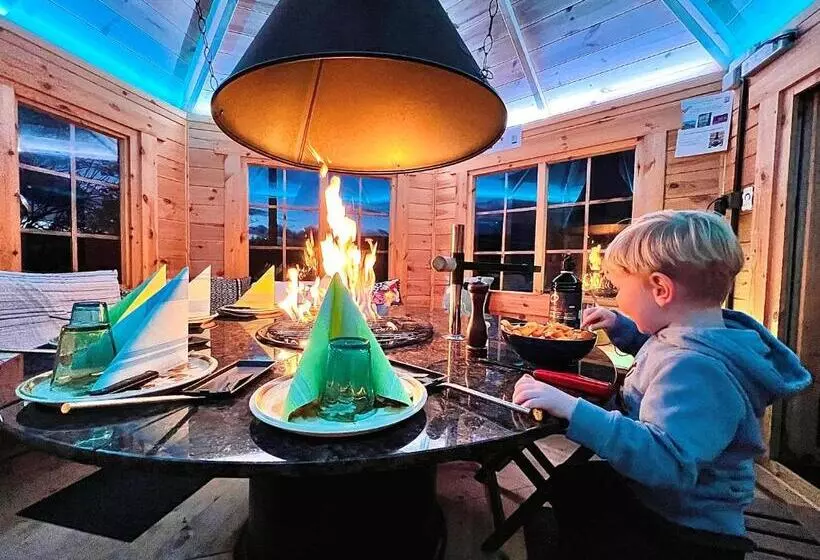 ホテル Hôtel Restaurant Les Cernets Swiss Lodge Ssh