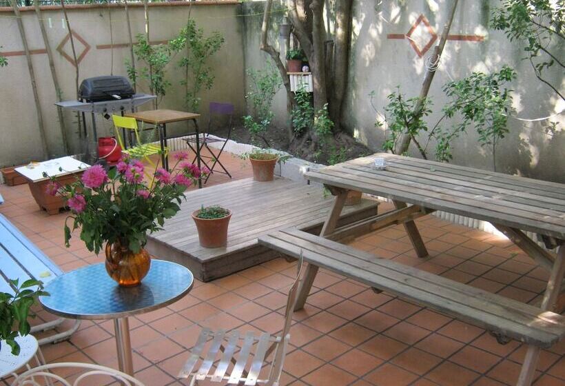 הוסטל La Petite Auberge De Saint Sernin