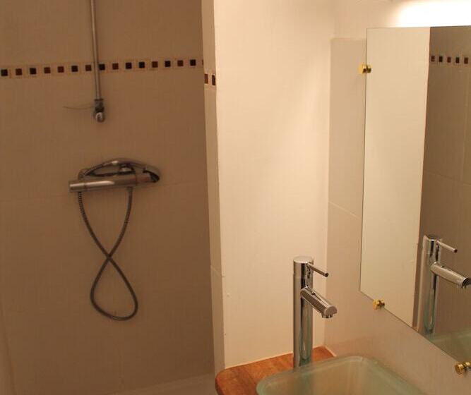 הוסטל La Petite Auberge De Saint Sernin