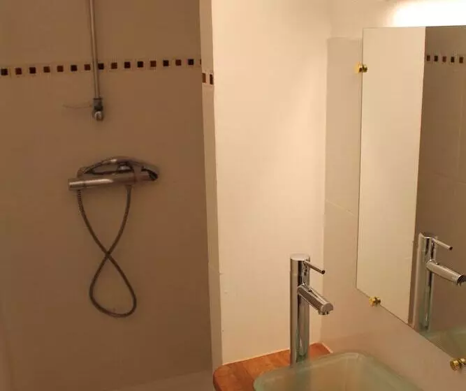 هاستل La Petite Auberge De Saint Sernin