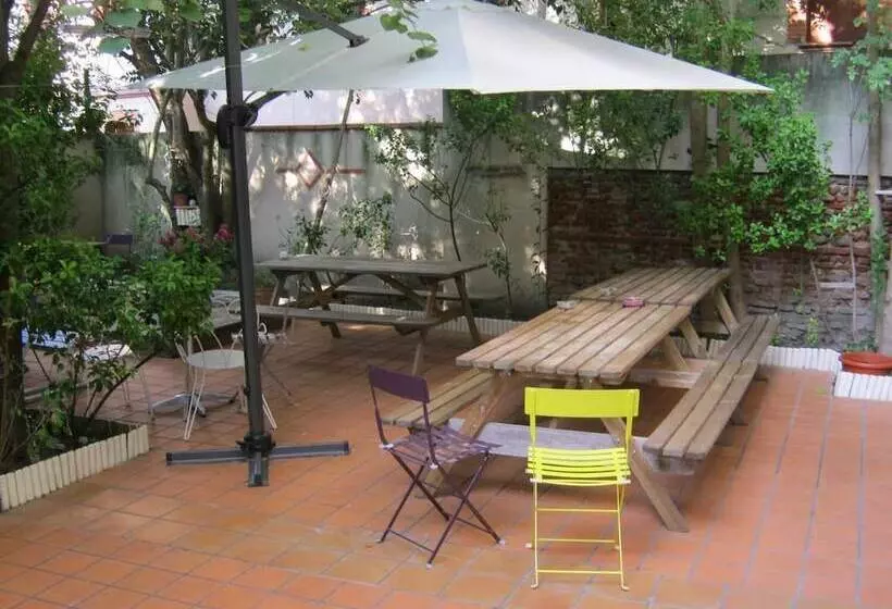 هاستل La Petite Auberge De Saint Sernin