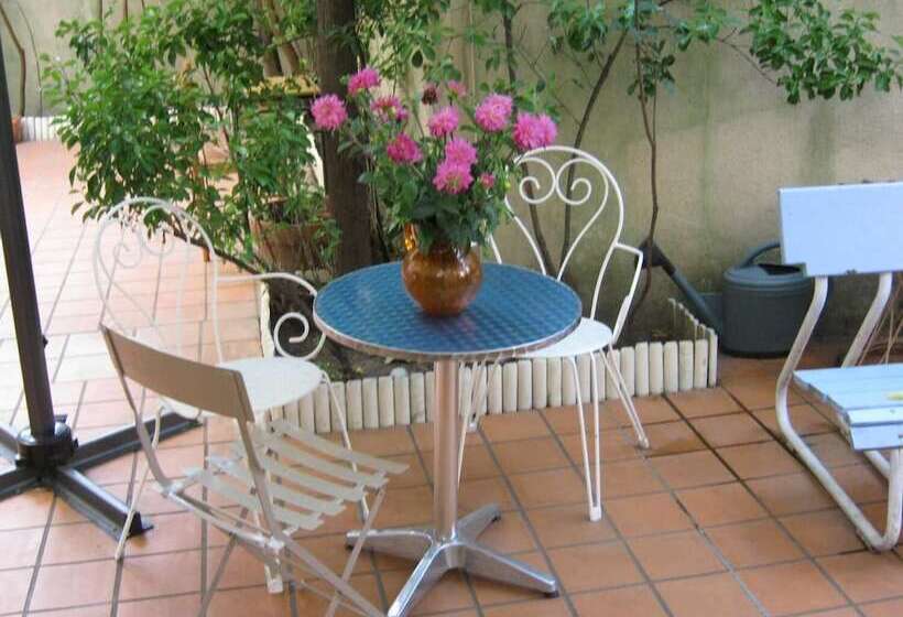 הוסטל La Petite Auberge De Saint Sernin