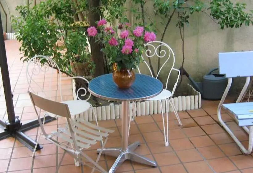 הוסטל La Petite Auberge De Saint Sernin