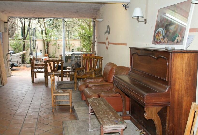 הוסטל La Petite Auberge De Saint Sernin