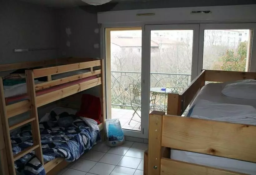 هاستل La Petite Auberge De Saint Sernin