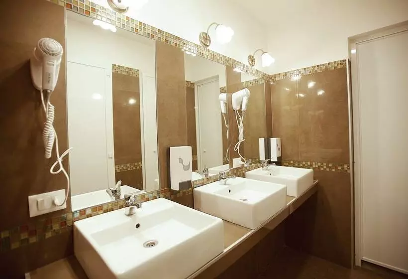 مسافرخانه Alessandro Palace & Bar