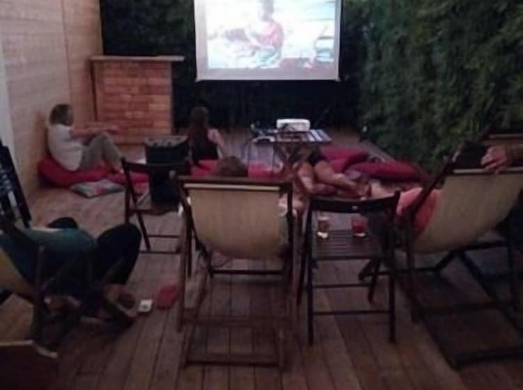 Sunflower Beach Backpacker Hostel & Bar