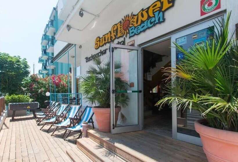 Sunflower Beach Backpacker Hostel & Bar