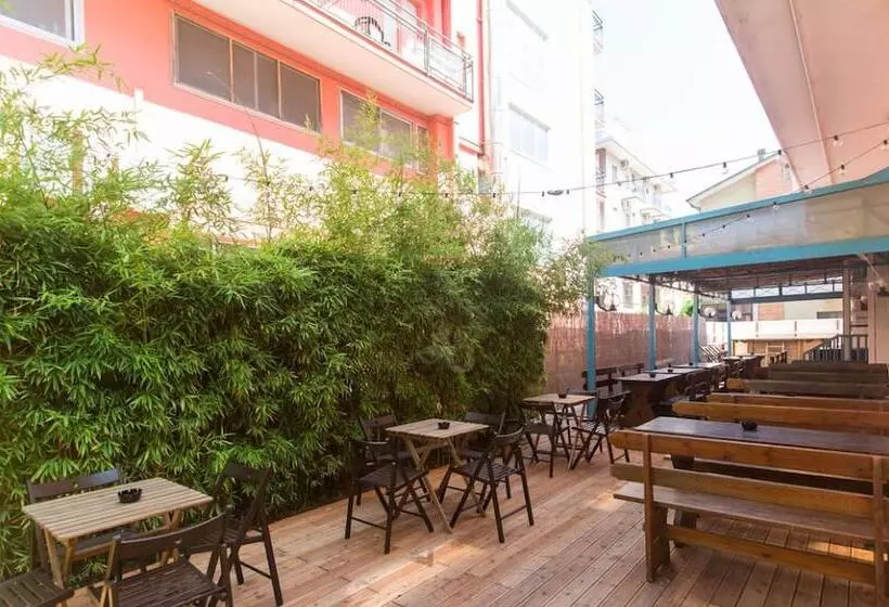 Sunflower Beach Backpacker Hostel & Bar