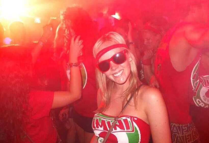 Sunflower Beach Backpacker Hostel & Bar