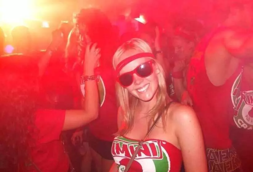 Sunflower Beach Backpacker Hostel & Bar