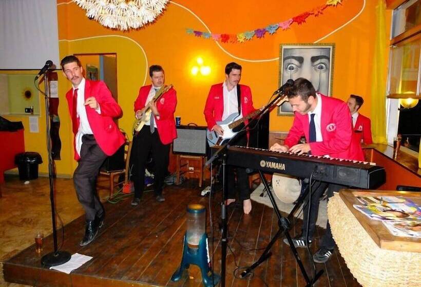 Sunflower Beach Backpacker Hostel & Bar