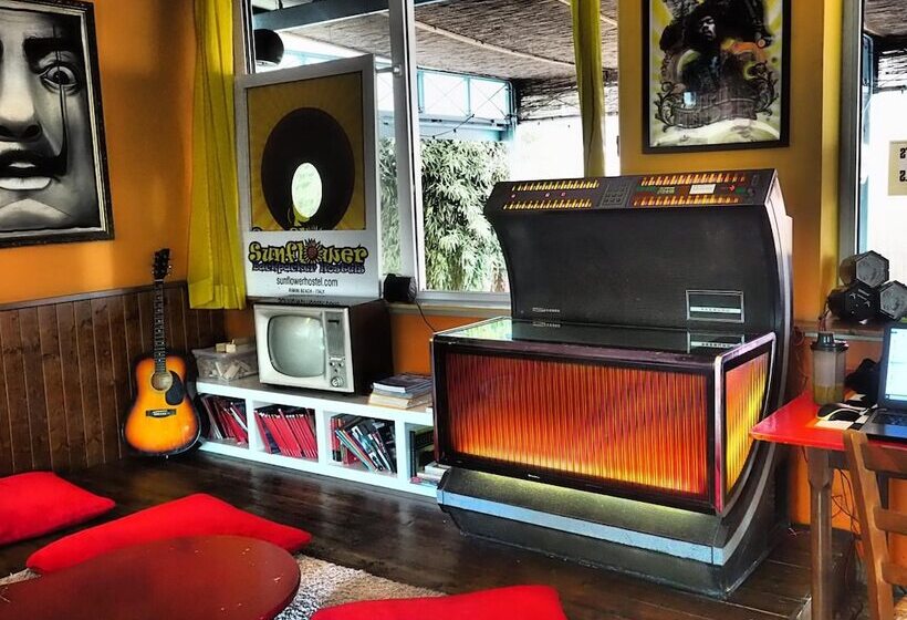 Sunflower Beach Backpacker Hostel & Bar