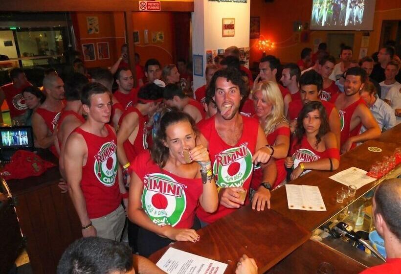 Sunflower Beach Backpacker Hostel & Bar