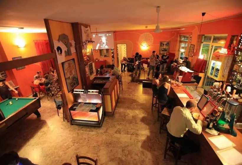 Sunflower Beach Backpacker Hostel & Bar