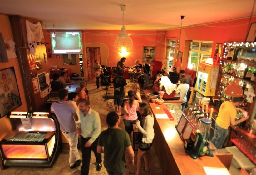 Sunflower Beach Backpacker Hostel & Bar