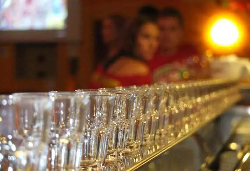 Sunflower Beach Backpacker Hostel & Bar