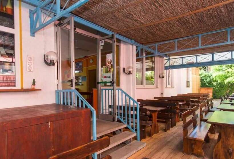 Sunflower Beach Backpacker Hostel & Bar