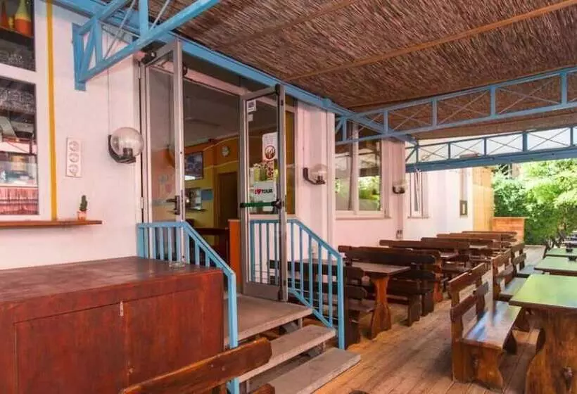 Sunflower Beach Backpacker Hostel & Bar