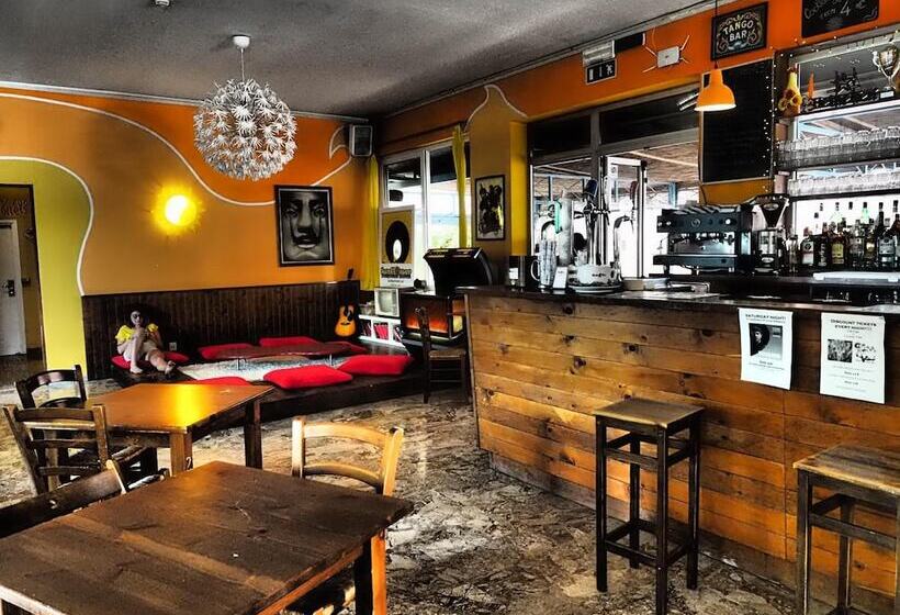 Sunflower Beach Backpacker Hostel & Bar