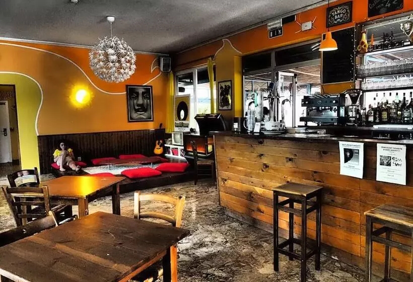 Sunflower Beach Backpacker Hostel & Bar