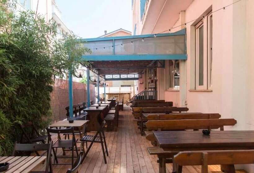 Sunflower Beach Backpacker Hostel & Bar