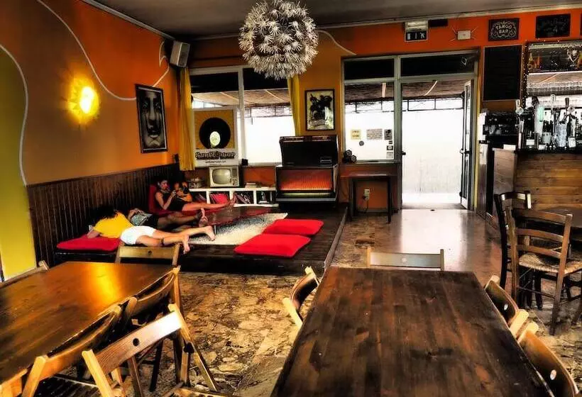 Sunflower Beach Backpacker Hostel & Bar