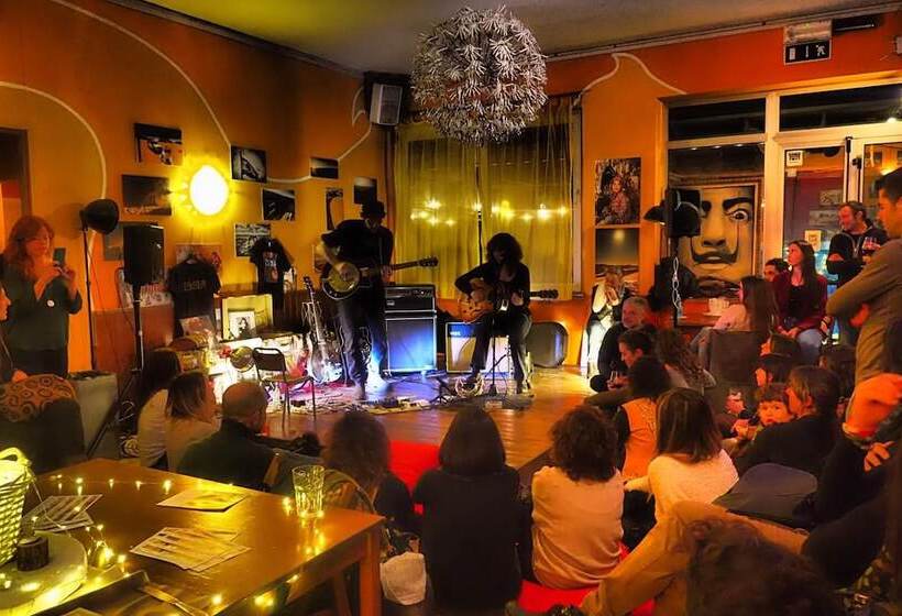 Sunflower Beach Backpacker Hostel & Bar