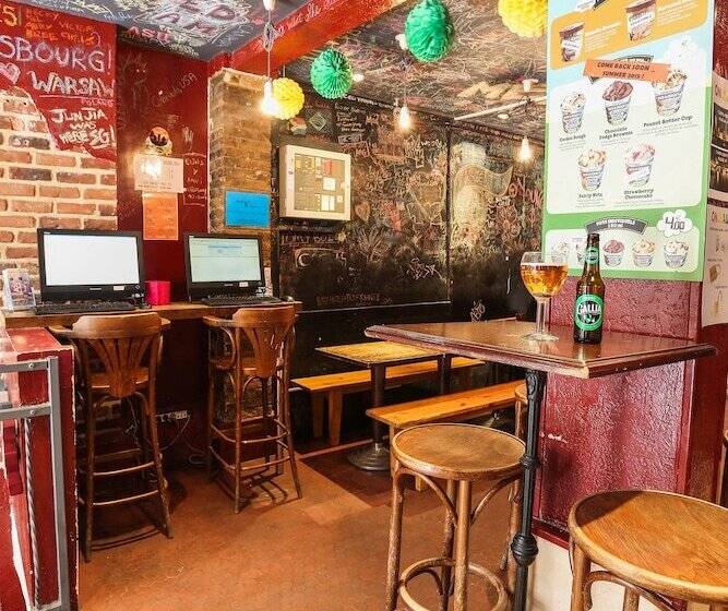 Young And Happy Latin Quarter By Hiphophostels