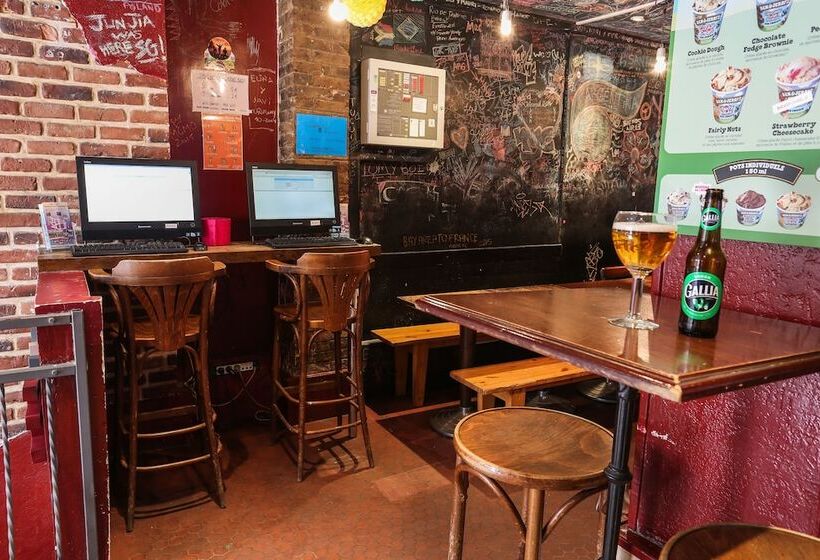 Young And Happy Latin Quarter By Hiphophostels