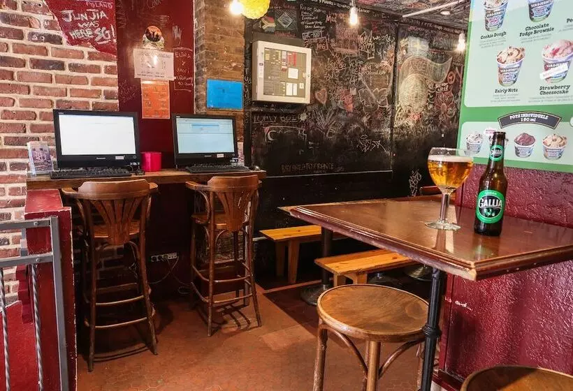 Young And Happy Latin Quarter By Hiphophostels