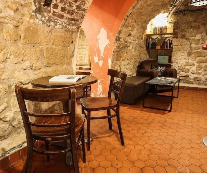 Young And Happy Latin Quarter By Hiphophostels