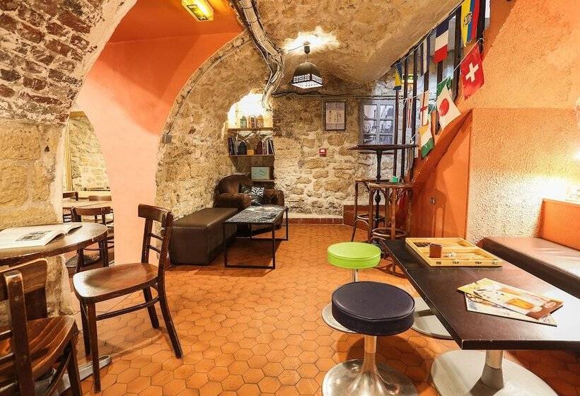 Young And Happy Latin Quarter By Hiphophostels