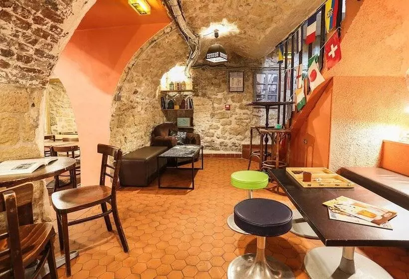 Young And Happy Latin Quarter By Hiphophostels