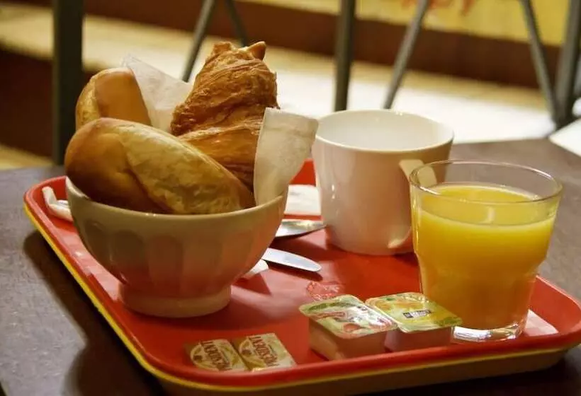 Young And Happy Latin Quarter By Hiphophostels