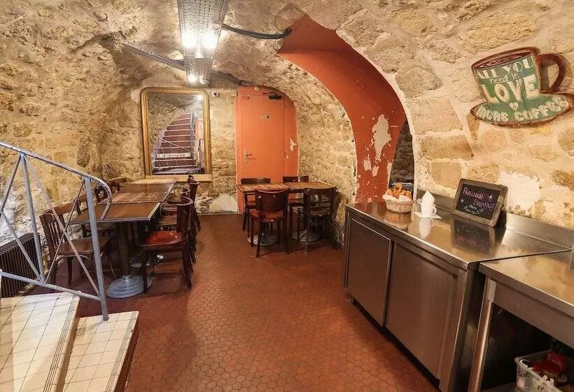 Young And Happy Latin Quarter By Hiphophostels