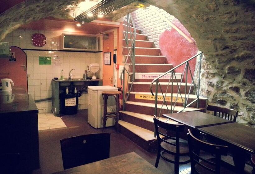 Young And Happy Latin Quarter By Hiphophostels