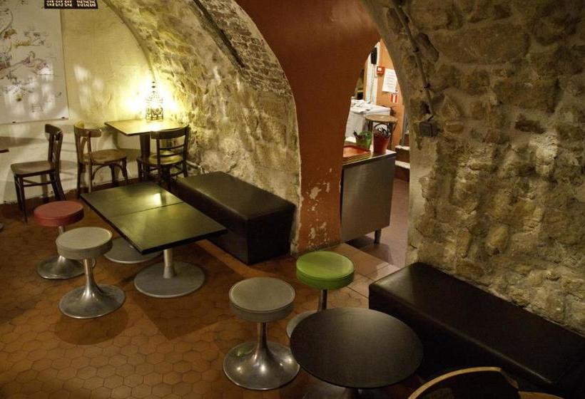 Young And Happy Latin Quarter By Hiphophostels