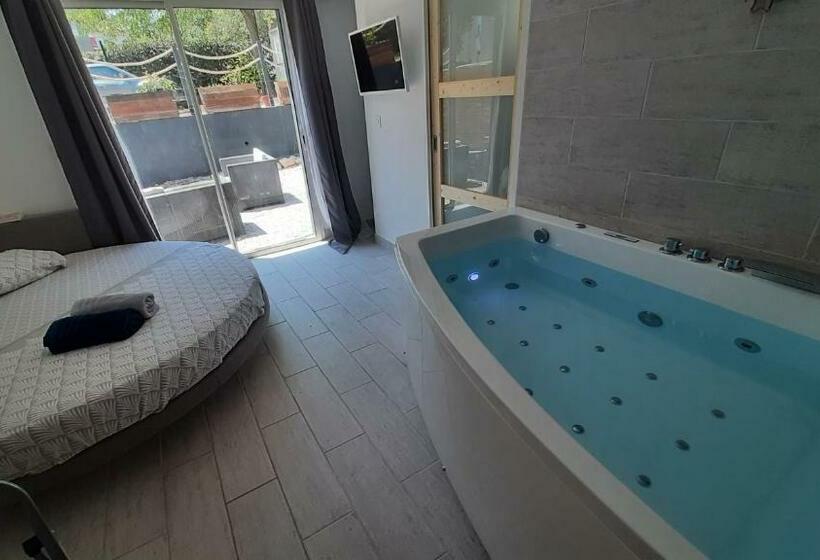 مبيت وإفطار Allegria Nimes Chambre Deluxe Spa