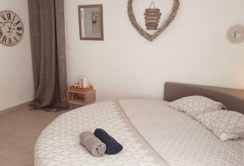 مبيت وإفطار Allegria Nimes Chambre Deluxe Spa