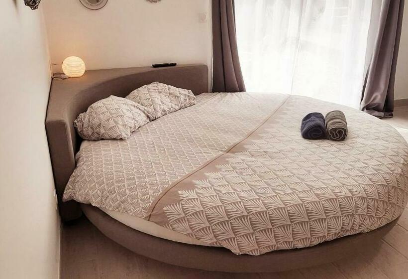 مبيت وإفطار Allegria Nimes Chambre Deluxe Spa