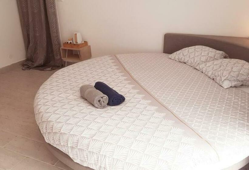 مبيت وإفطار Allegria Nimes Chambre Deluxe Spa