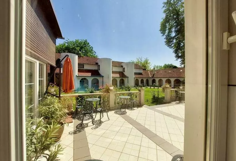 ホテル Gosztonyi Villa