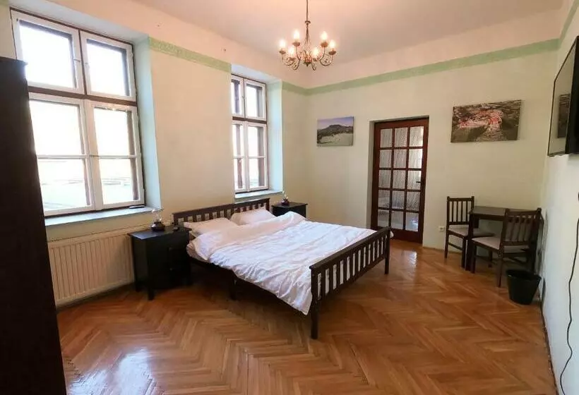 ホテル Gosztonyi Villa